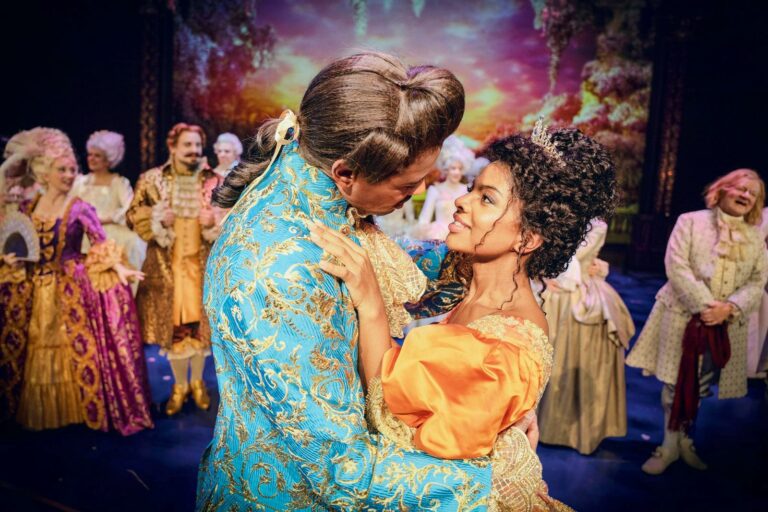 Arvio: Tampereen Kaunotar ja hirviö -musikaali ”loistaa säteillen ja lailla auringon”