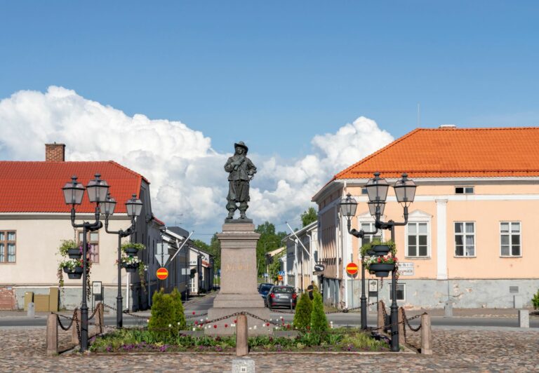 Kirja-arvio: Arkkitehtuurimme vuosituhannet katsoo kotimaata uusin silmin