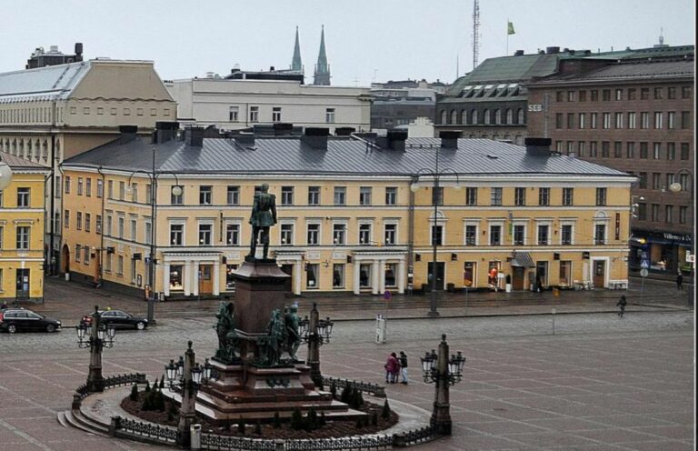 Ravintola Sunnin lounaalla maistuvat lohisoppa ja Senaatintorin monumentaalimaisema