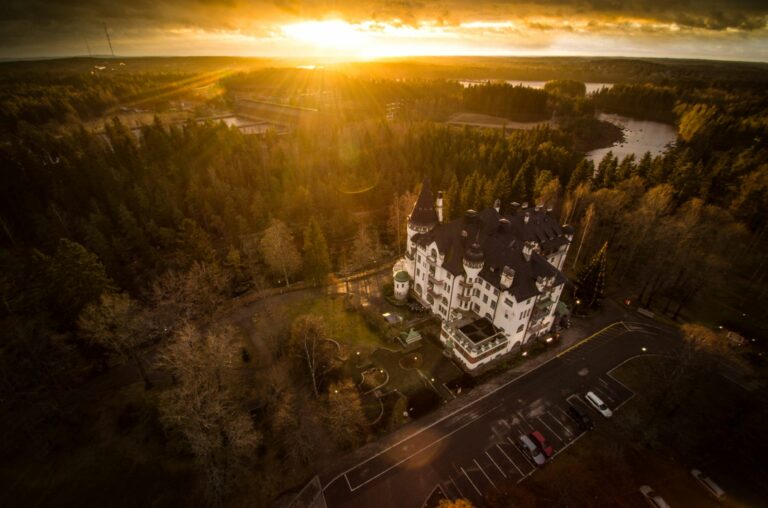 Imatran Valtionhotelli pelastui ja metsästä löytyi helmi – Vuoden matkailuteot palkittiin