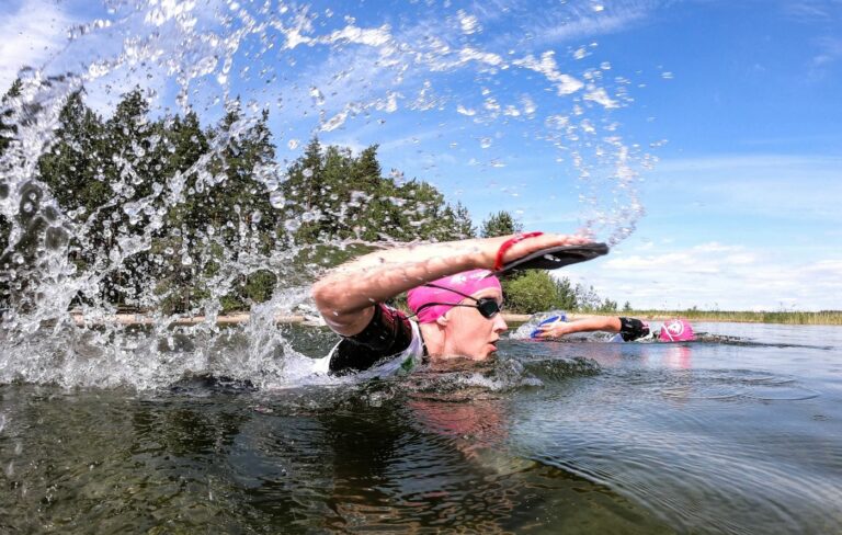 Suomen tuhannet järvet houkuttelevat syliinsä – avovesiuintien suosio kasvaa