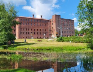 Rajamäen Vanha Hiivatehdas ja tykkitornit – suomalaisen teollisuus- ja sotahistorian ainutlaatuinen kohtaamispaikka
