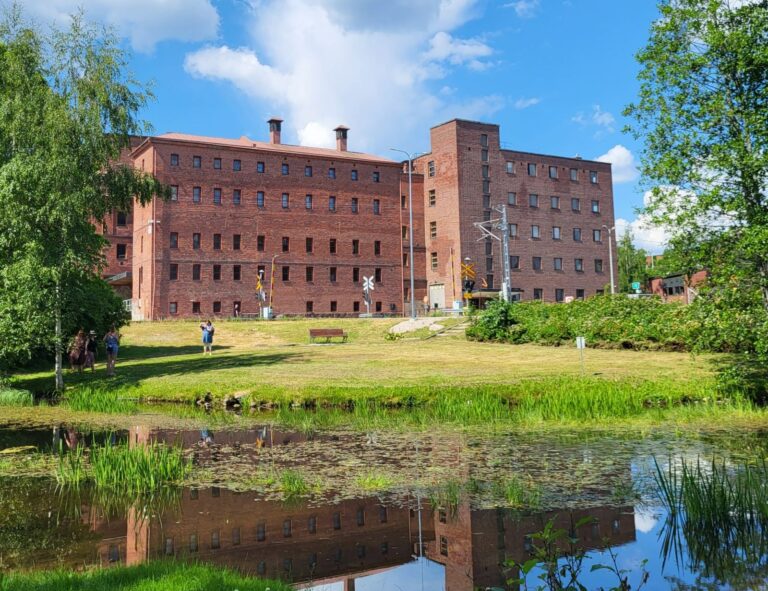 Rajamäen Vanha Hiivatehdas ja tykkitornit – suomalaisen teollisuus- ja sotahistorian ainutlaatuinen kohtaamispaikka