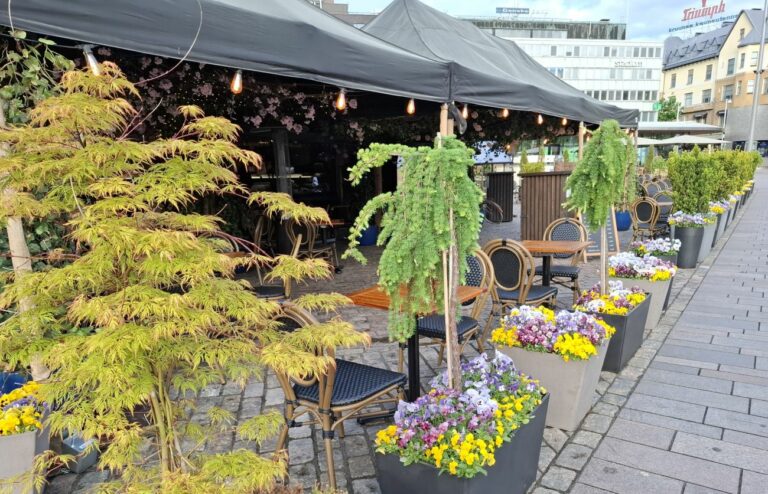 Aamukahville kuudelta – Café Eino hurmaa Turun Kauppatorilla