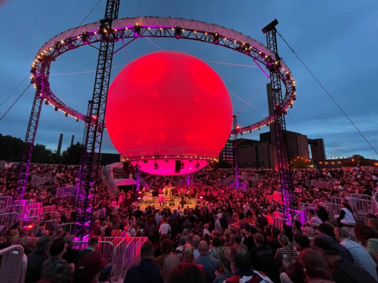 Silmäkarkkia ja korvaherkkua Helsingin ytimessä: Flow Festival on aistielämys keskellä kaupunkiviidakkoa