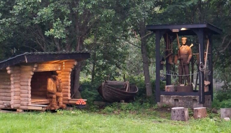 Nuori Urho Kekkonen seisoo taas Ontojoella – kätketty helmi kertoo presidentin uittoajoista